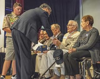 Korea Consul General presenting Ambassador for Peace Medal